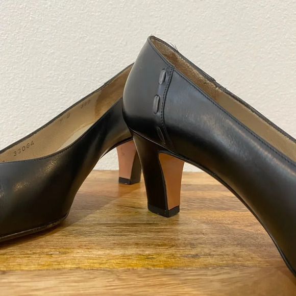 Salvatore Ferragamo Black Leather Pump - Picture 7 of 11